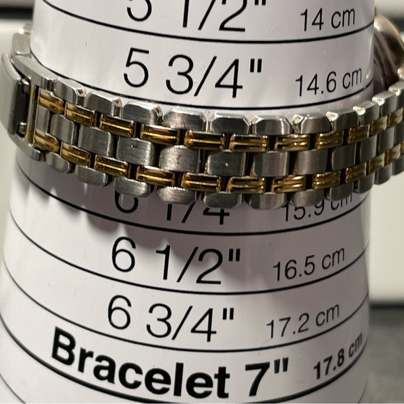 Bulova Watch not keeping time sold as is. - Picture 4 of 6